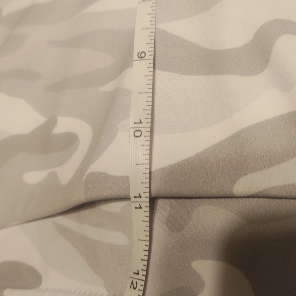 Like New! Athletic Leggings Grey/White Camo Size Large - Picture 15 of 16